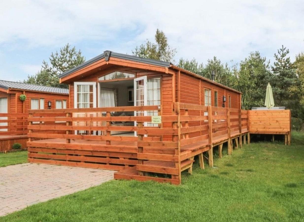Angie'S Haven, Superb 2 Bedroom Lodge With Hot Tub - Sleeps 6 - Felmoor Park Morpeth Dış mekan fotoğraf