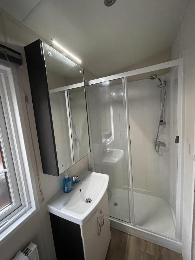 Angie'S Haven, Superb 2 Bedroom Lodge With Hot Tub - Sleeps 6 - Felmoor Park Morpeth Dış mekan fotoğraf