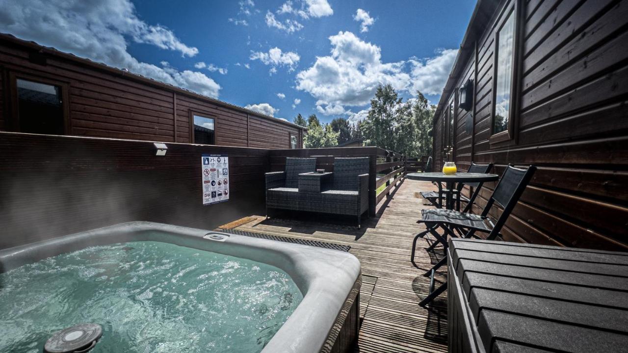 Angie'S Haven, Superb 2 Bedroom Lodge With Hot Tub - Sleeps 6 - Felmoor Park Morpeth Dış mekan fotoğraf