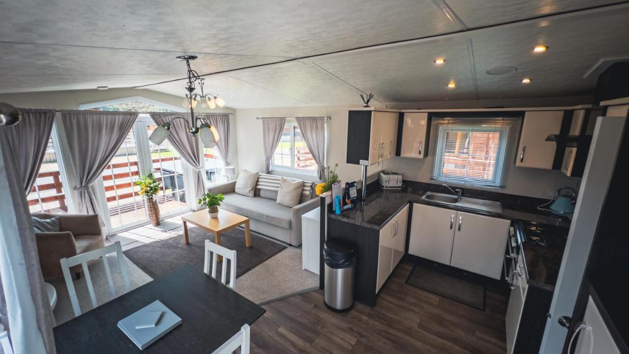 Angie'S Haven, Superb 2 Bedroom Lodge With Hot Tub - Sleeps 6 - Felmoor Park Morpeth Dış mekan fotoğraf