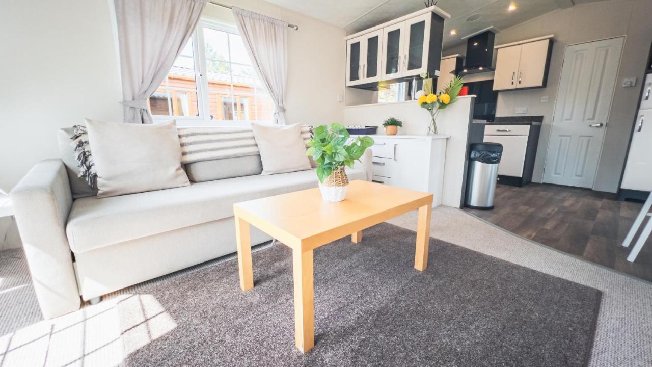 Angie'S Haven, Superb 2 Bedroom Lodge With Hot Tub - Sleeps 6 - Felmoor Park Morpeth Dış mekan fotoğraf