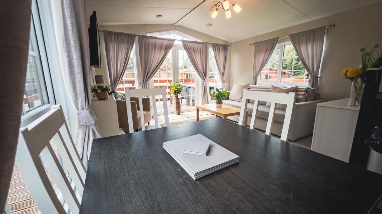 Angie'S Haven, Superb 2 Bedroom Lodge With Hot Tub - Sleeps 6 - Felmoor Park Morpeth Dış mekan fotoğraf
