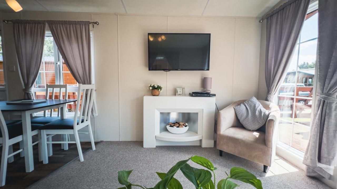 Angie'S Haven, Superb 2 Bedroom Lodge With Hot Tub - Sleeps 6 - Felmoor Park Morpeth Dış mekan fotoğraf