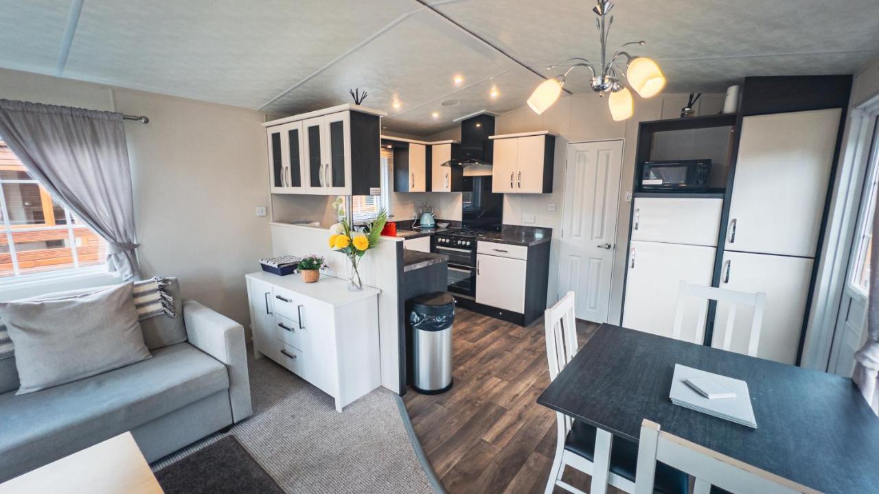 Angie'S Haven, Superb 2 Bedroom Lodge With Hot Tub - Sleeps 6 - Felmoor Park Morpeth Dış mekan fotoğraf