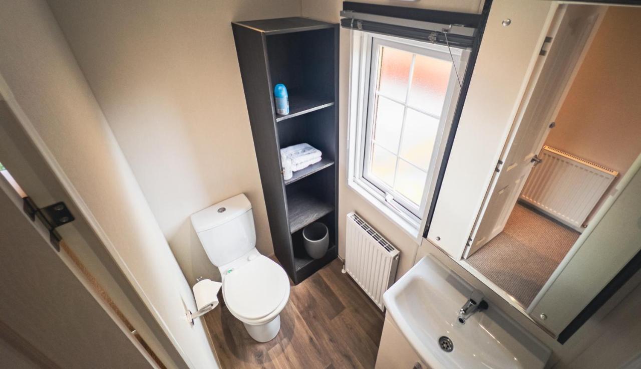 Angie'S Haven, Superb 2 Bedroom Lodge With Hot Tub - Sleeps 6 - Felmoor Park Morpeth Dış mekan fotoğraf