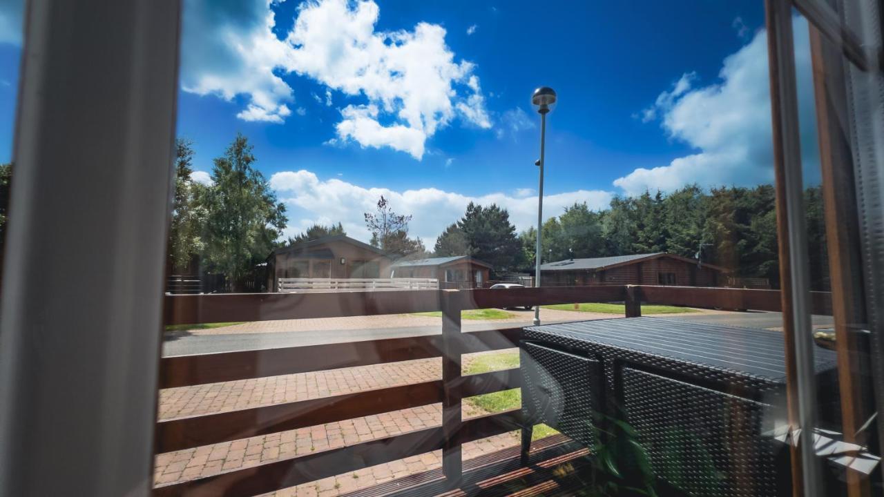 Angie'S Haven, Superb 2 Bedroom Lodge With Hot Tub - Sleeps 6 - Felmoor Park Morpeth Dış mekan fotoğraf