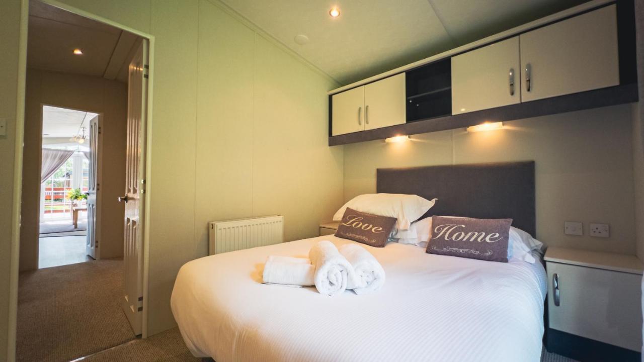 Angie'S Haven, Superb 2 Bedroom Lodge With Hot Tub - Sleeps 6 - Felmoor Park Morpeth Dış mekan fotoğraf
