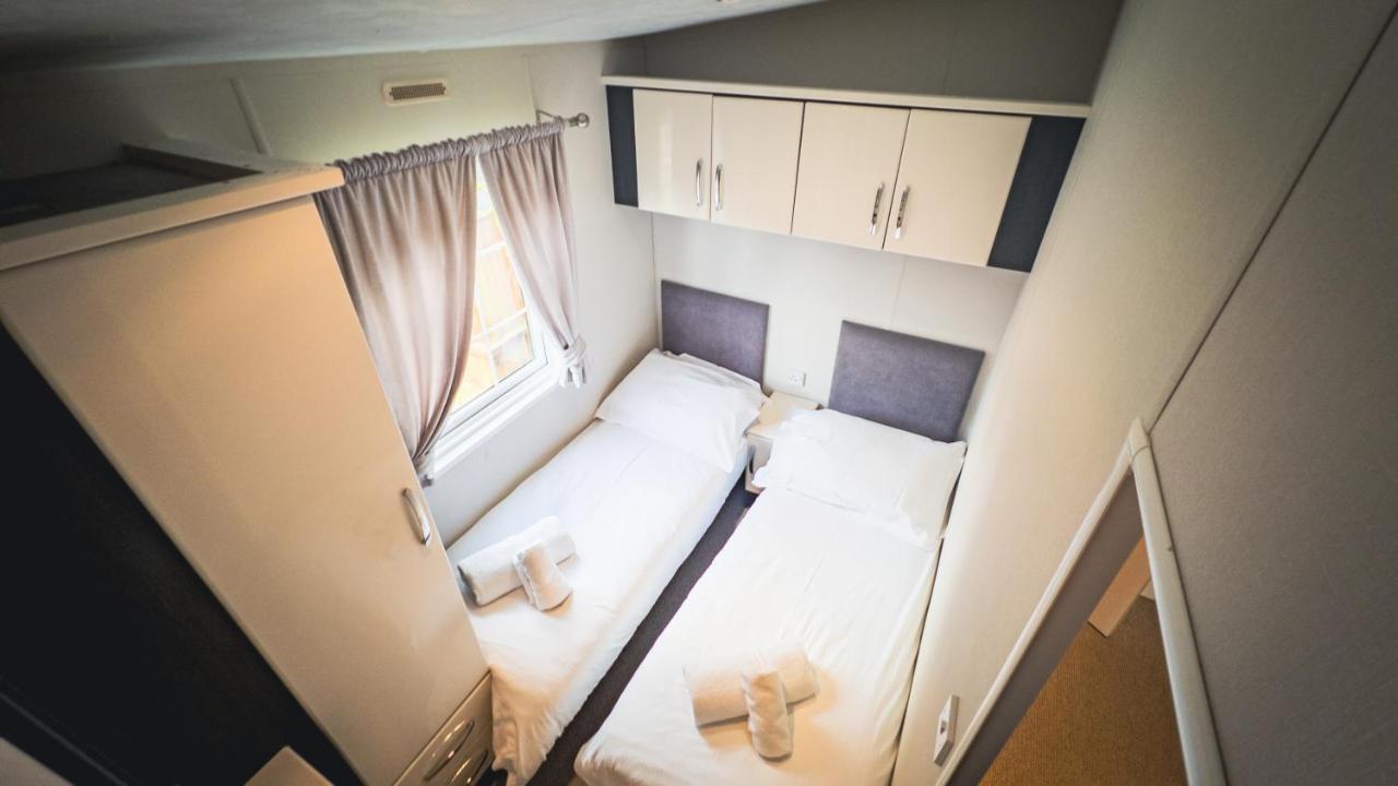 Angie'S Haven, Superb 2 Bedroom Lodge With Hot Tub - Sleeps 6 - Felmoor Park Morpeth Dış mekan fotoğraf